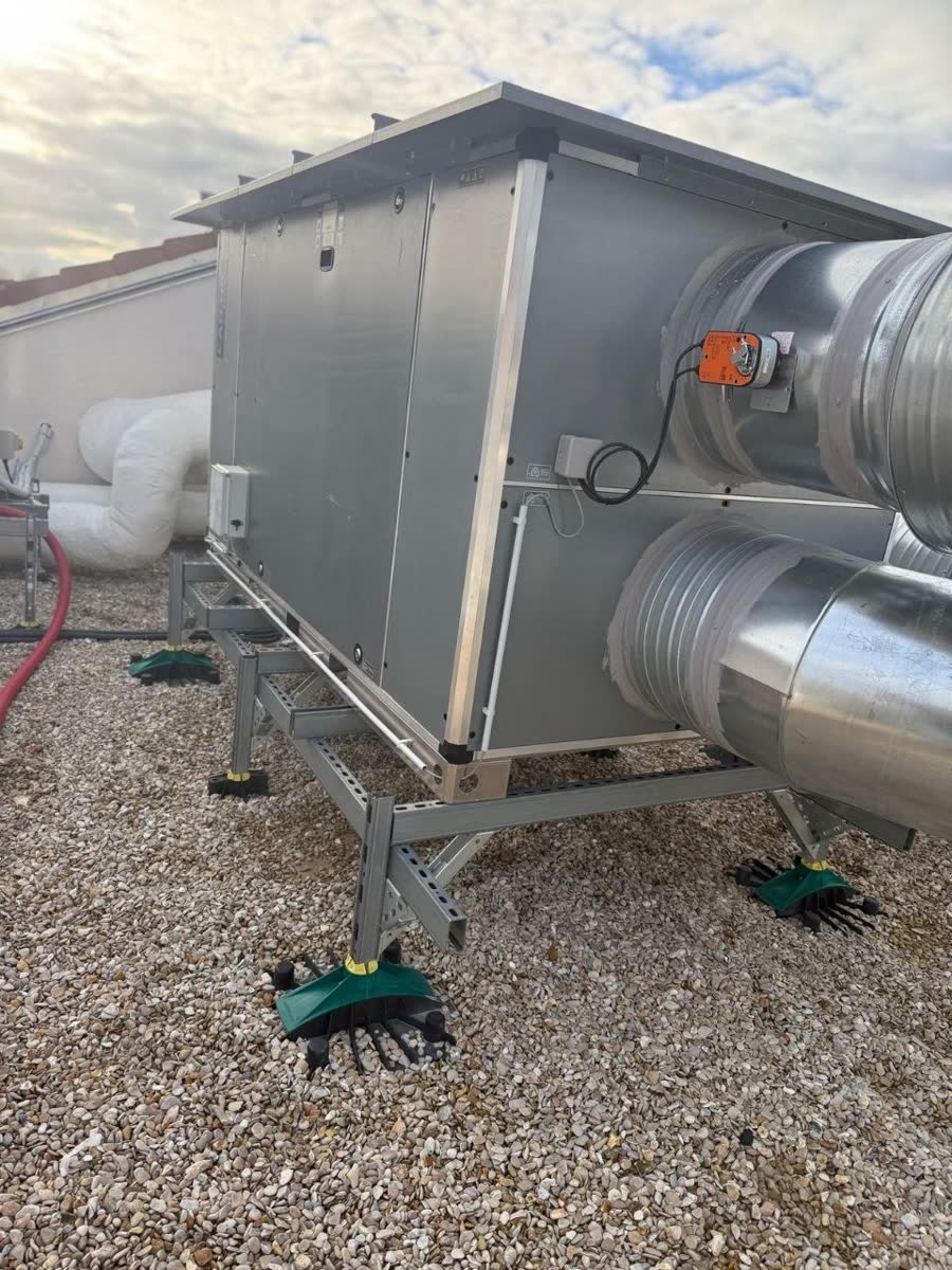 Caisson de ventilation et gaines posés en toiture-terrasse