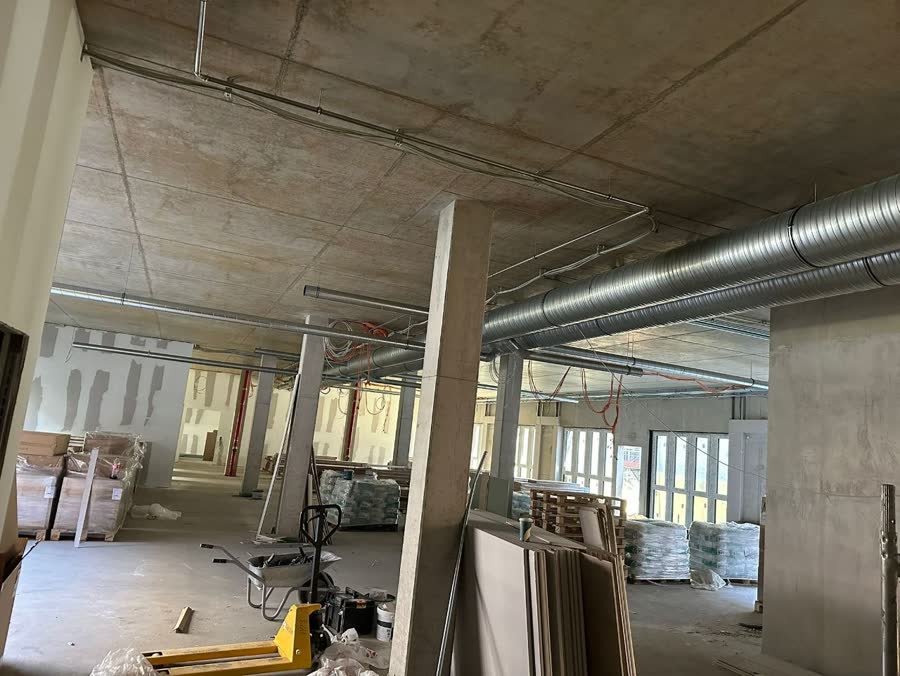 Réseau de ventilation dans des locaux professionnels en chantier