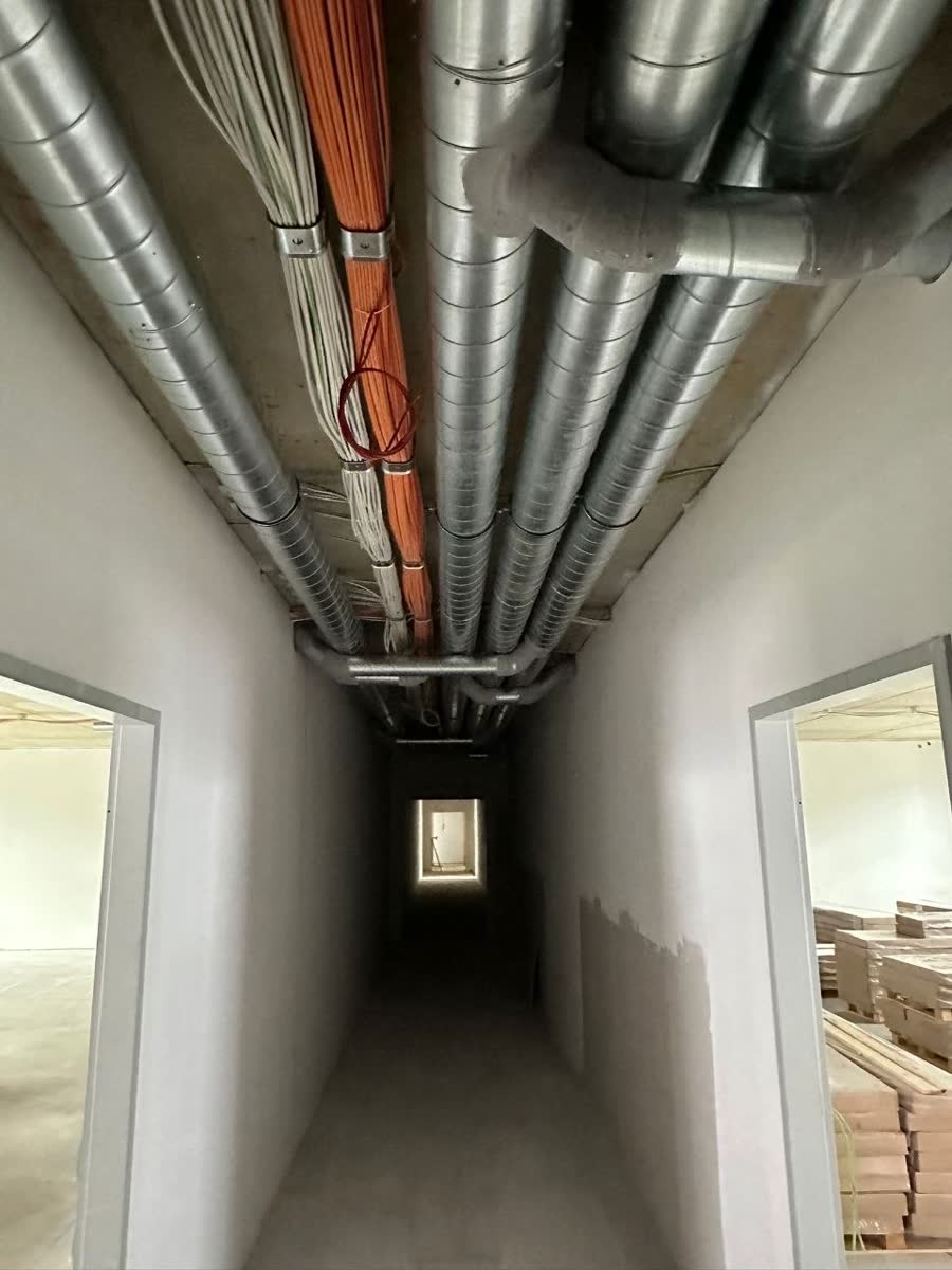 Couloir : gaines de ventilation et chemins de câbles