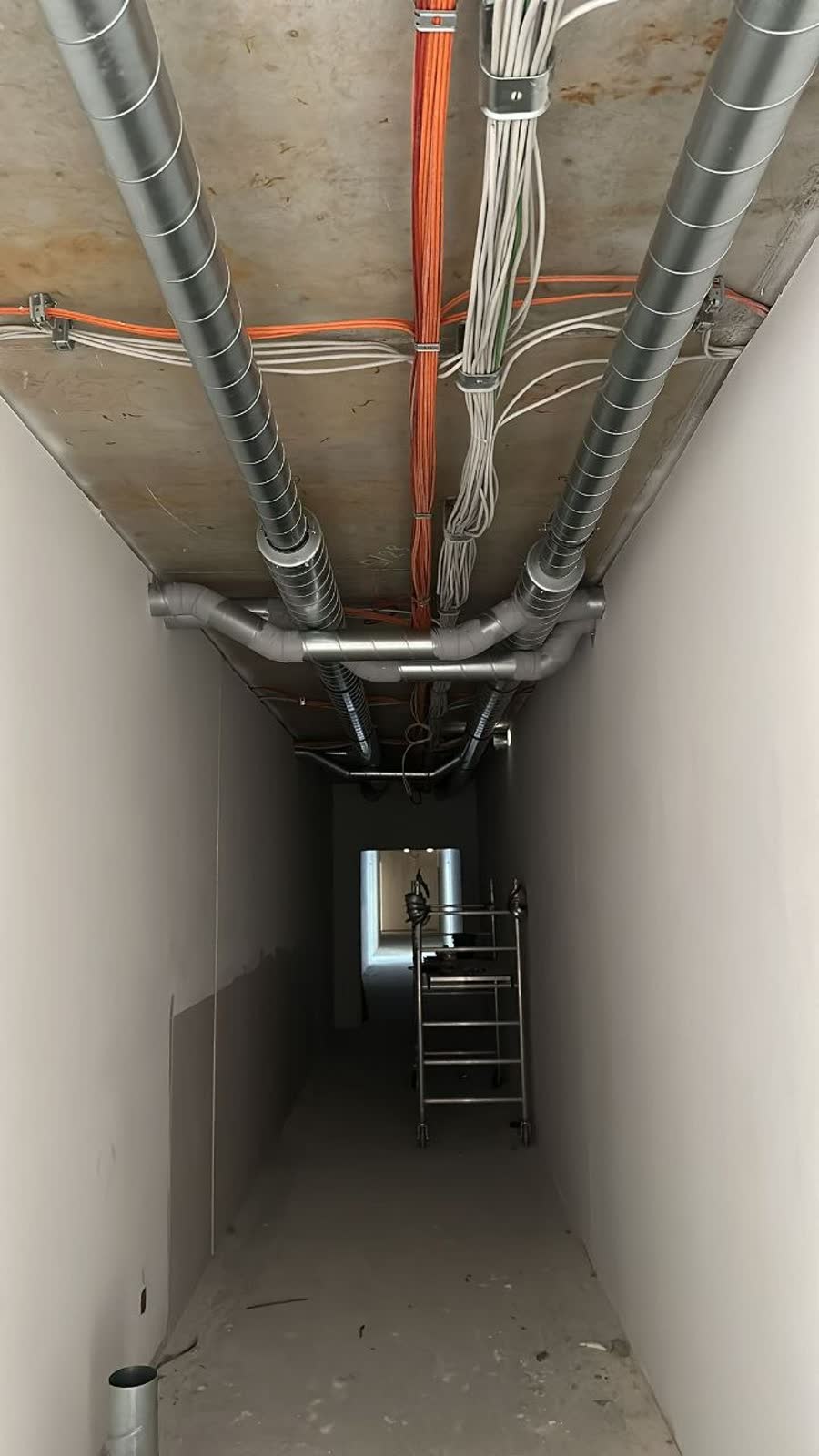 Traversée de gaines au plafond d'un couloir