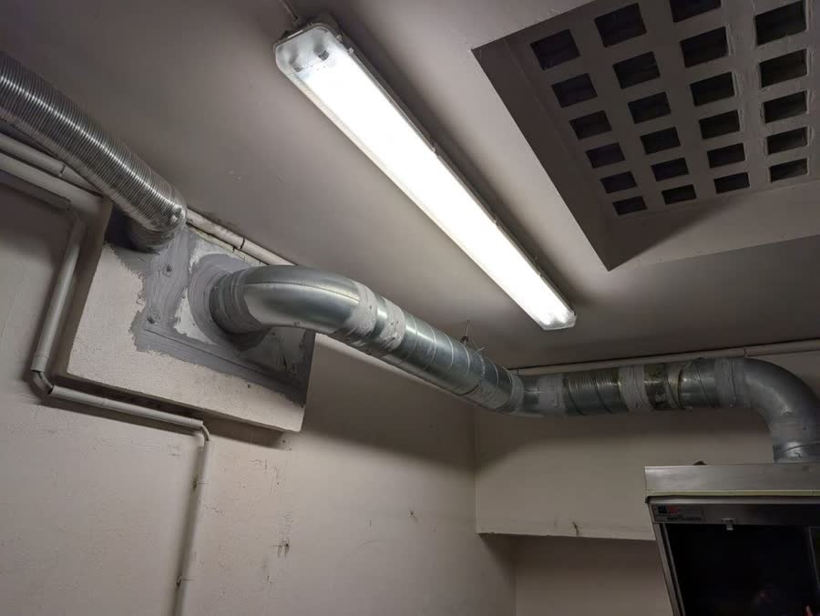 Gaine et caisson de ventilation posés en plafond