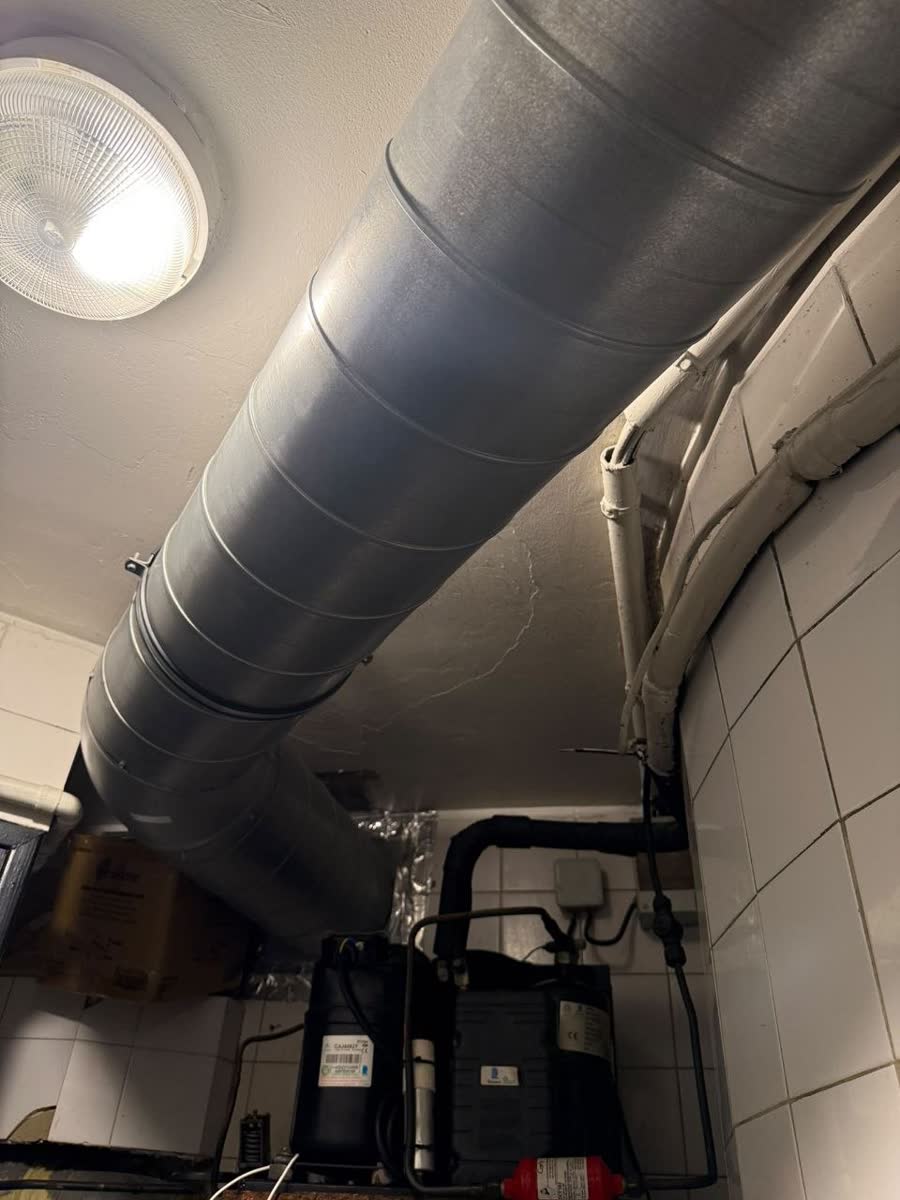Gaine de grand diamètre posée au plafond d'un local professionnel