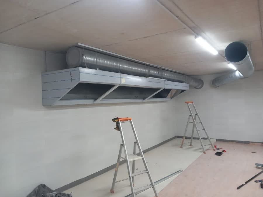 Hotte et gaines posées dans une cuisine professionnelle en travaux