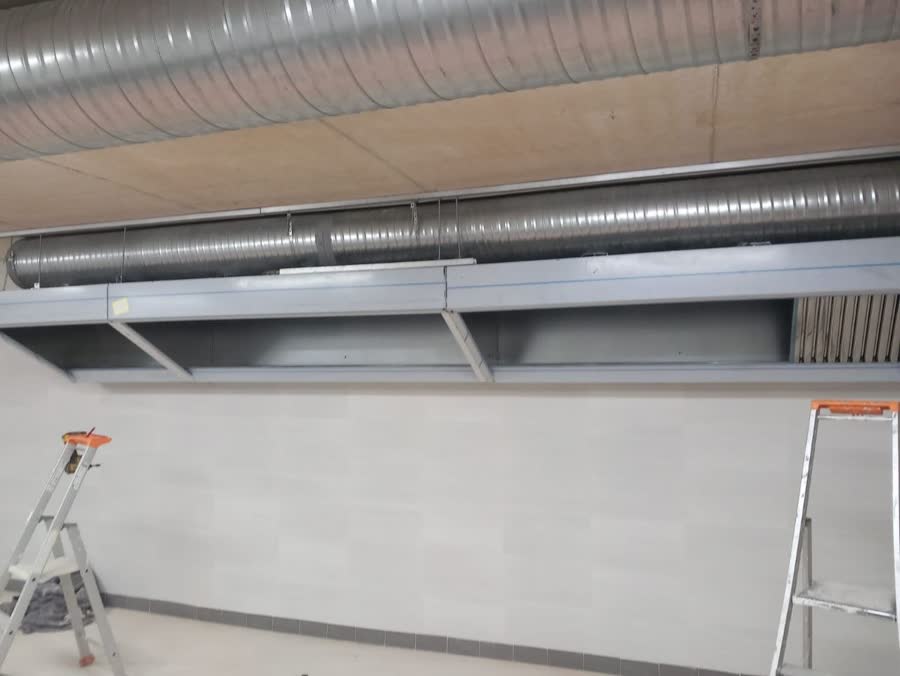 Hotte murale et gaine d'extraction posées