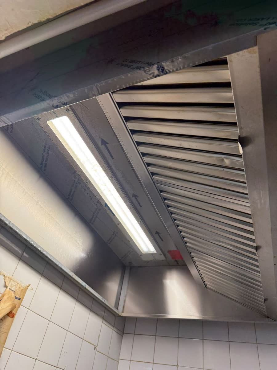 Hotte professionnelle en inox avec ses filtres