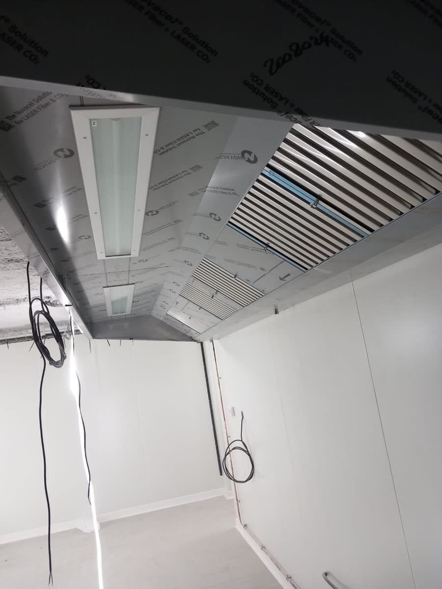 Hotte et plafond d'extraction neufs dans une cuisine professionnelle