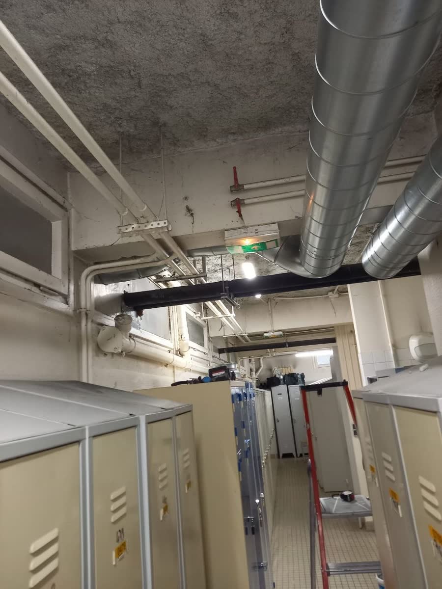 Gaines de ventilation au plafond de vestiaires