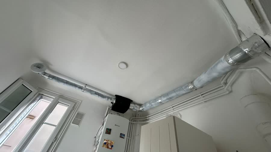 Caisson de VMC et gaines posés au plafond d'un logement