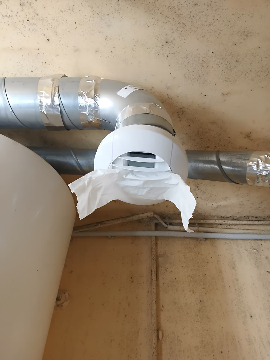 Bouche d'extraction et gaines encrassées, air vicié mal évacué
