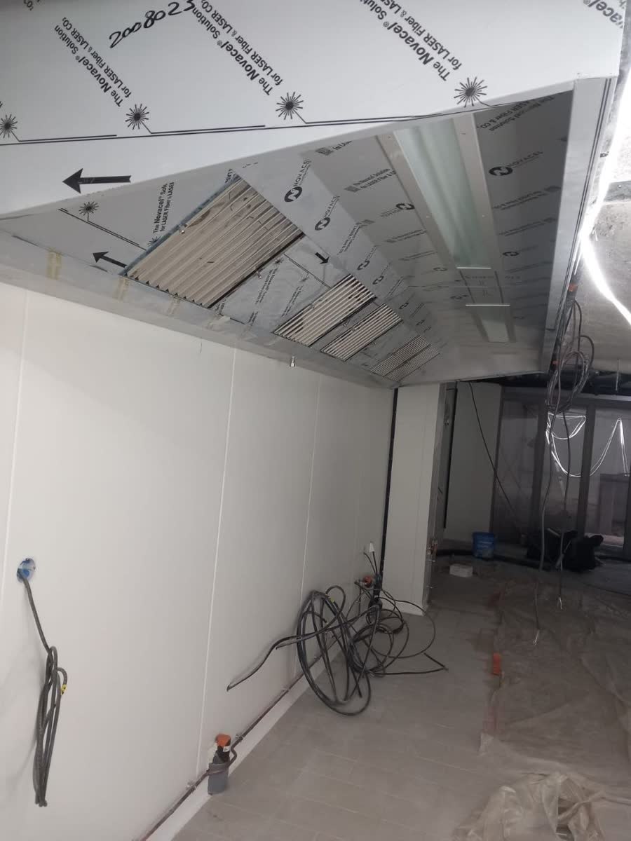 Plafond d'extraction en cours de pose, vue d'ensemble
