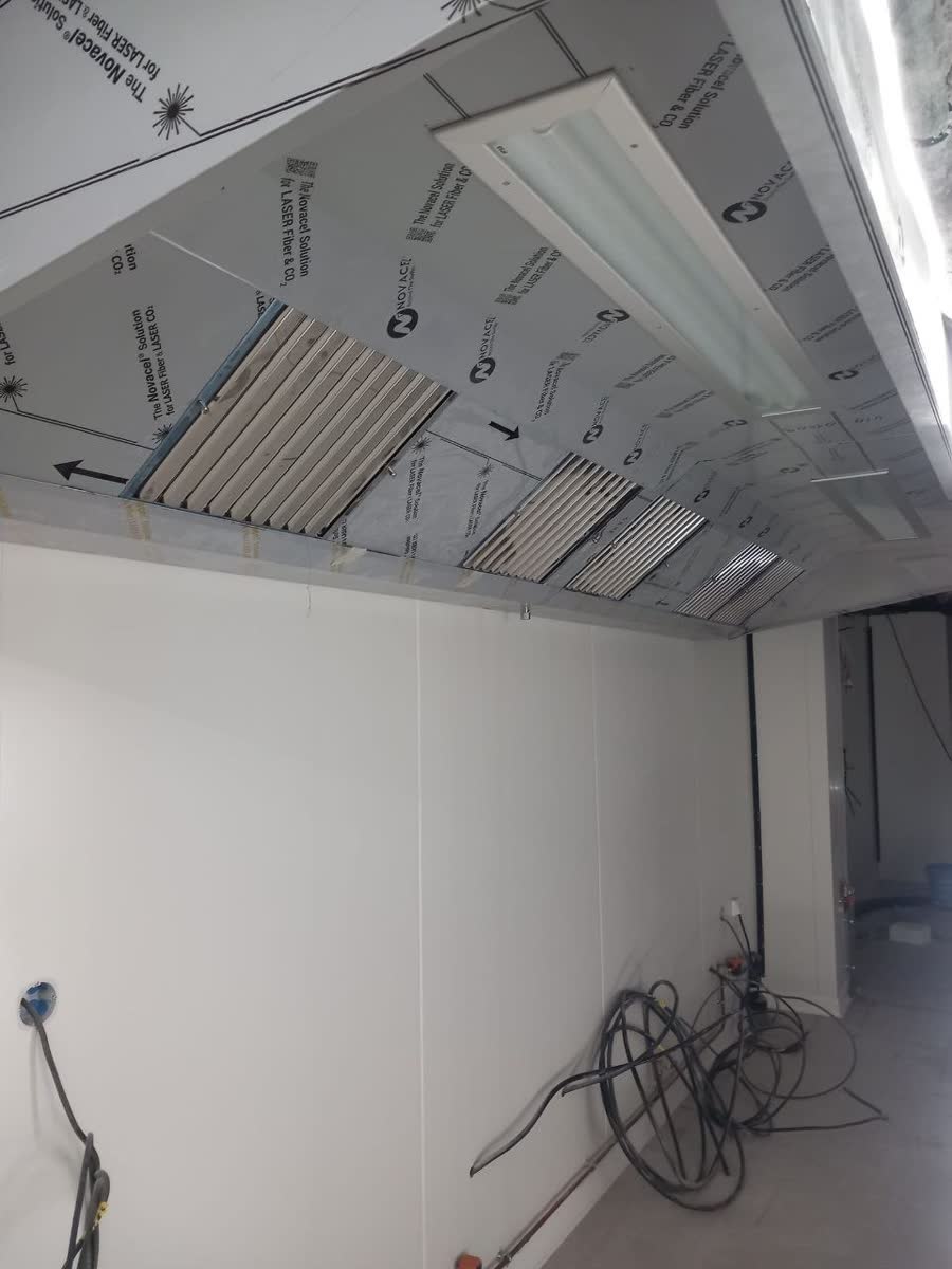 Plafond d'extraction en cours de pose dans une cuisine professionnelle