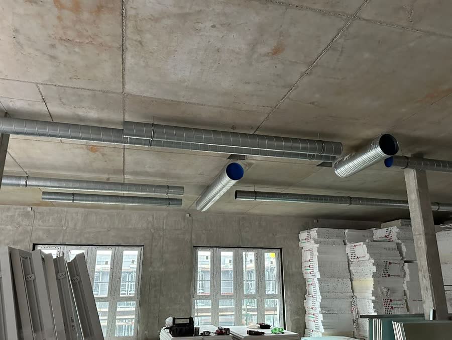 Réseau de gaines en cours de pose dans un plateau en chantier