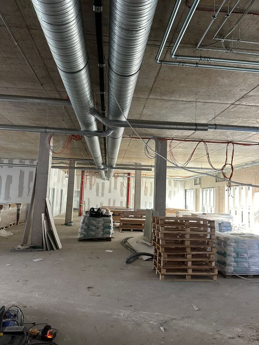 Gaines principales d'un plateau de bureaux en chantier