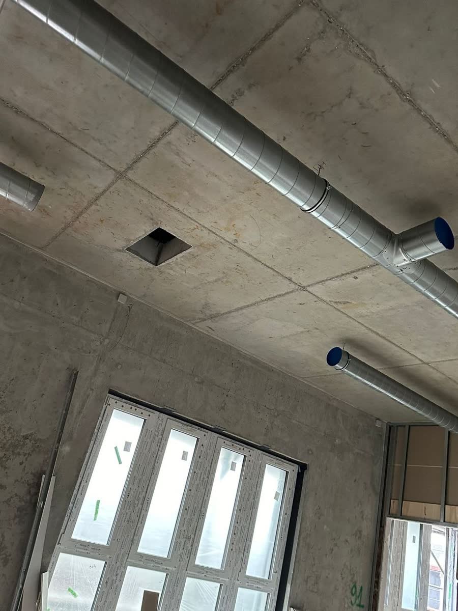Gaine posée sous dalle dans un plateau en chantier