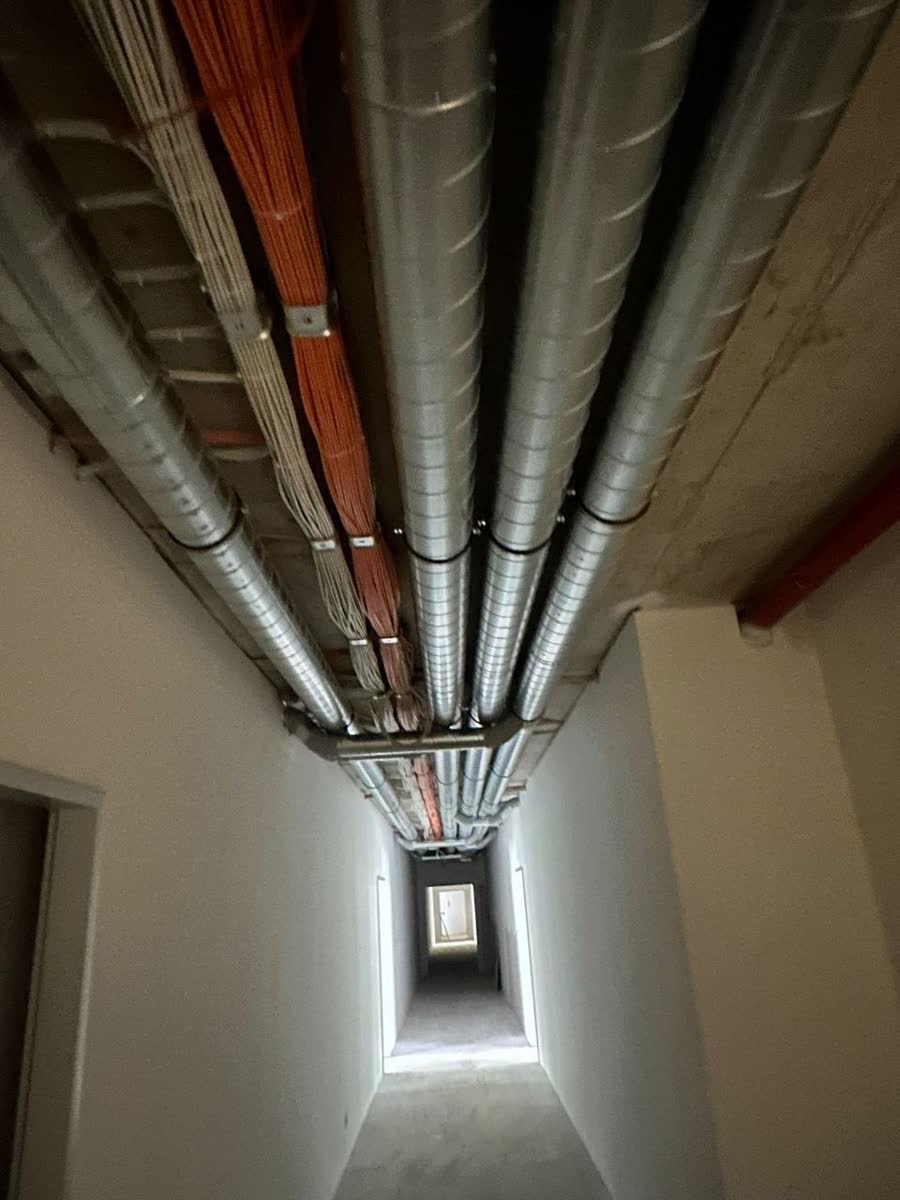 Réseau de gaines de ventilation posé en plafond
