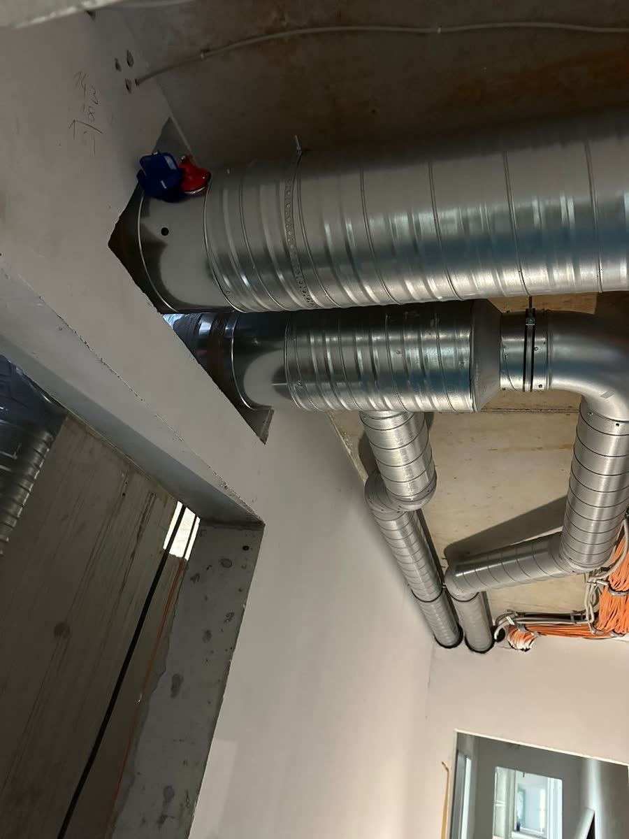 Gaines superposées et raccordements en plafond
