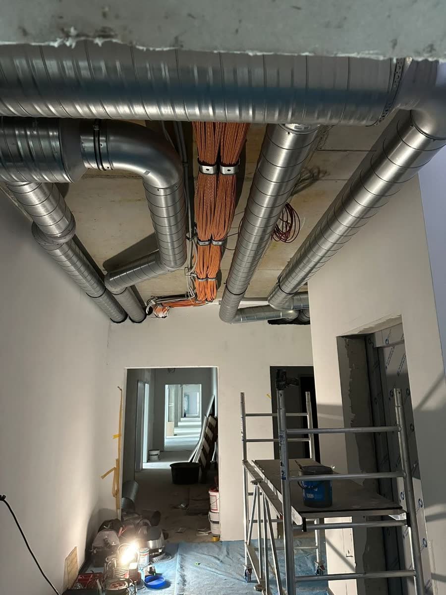 Réseau de gaines dans une circulation, en chantier