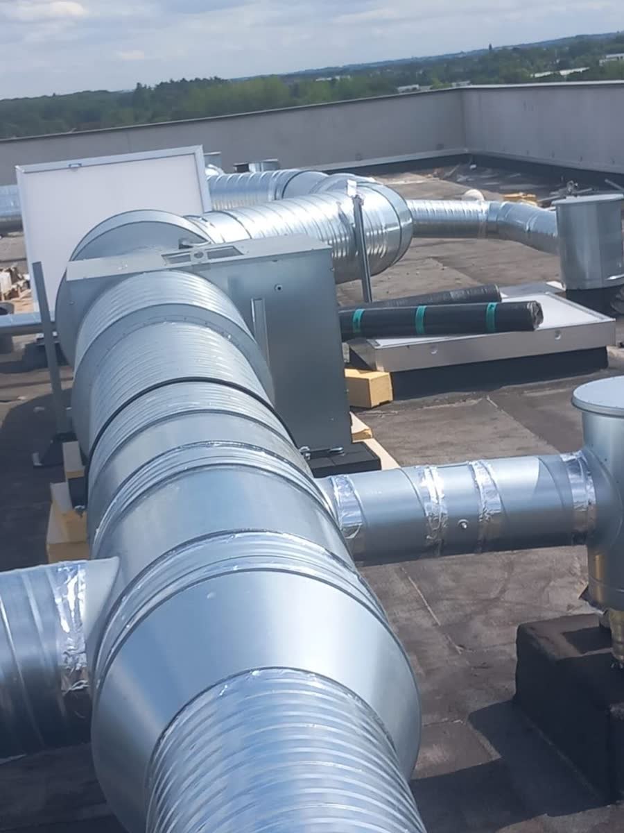 Réseau de gaines de ventilation en toiture