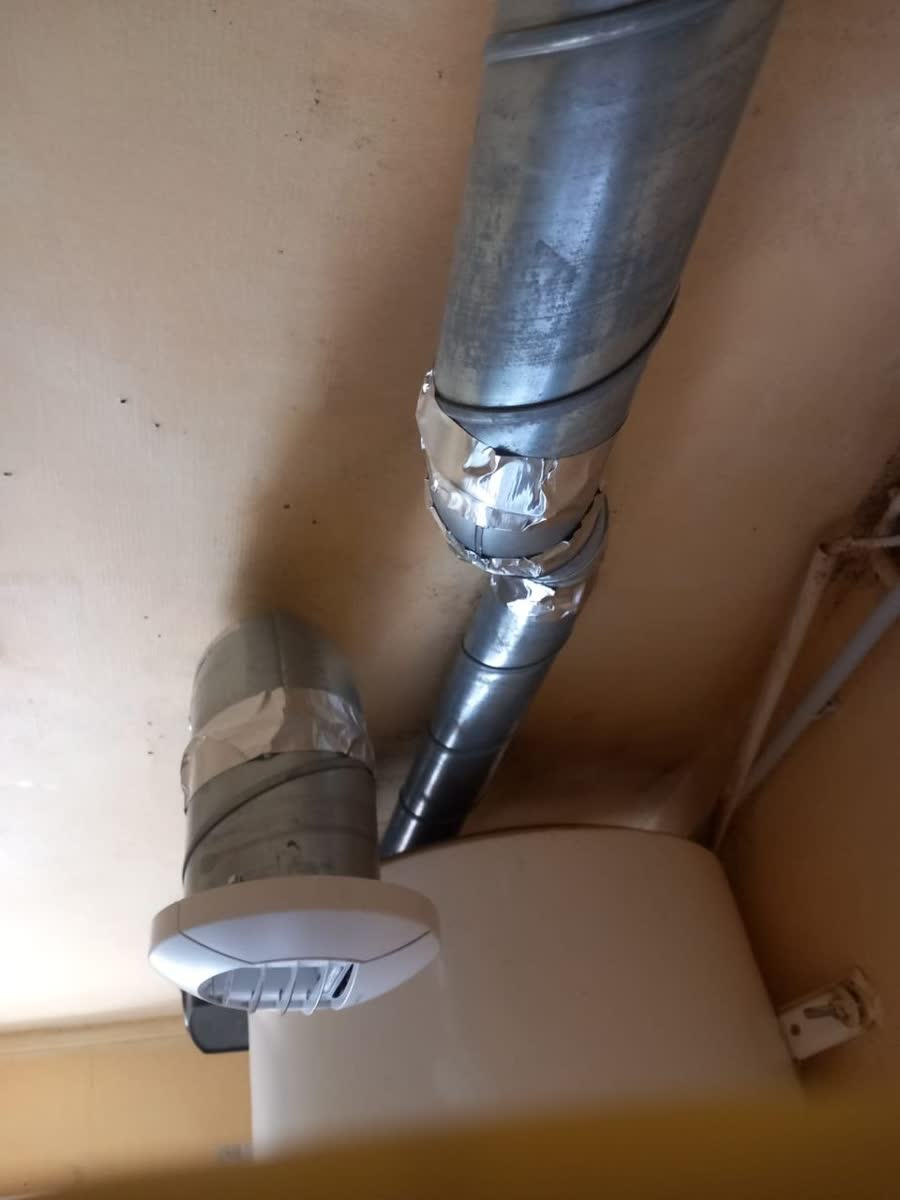 Caisson de VMC et gaine raccordés dans un logement