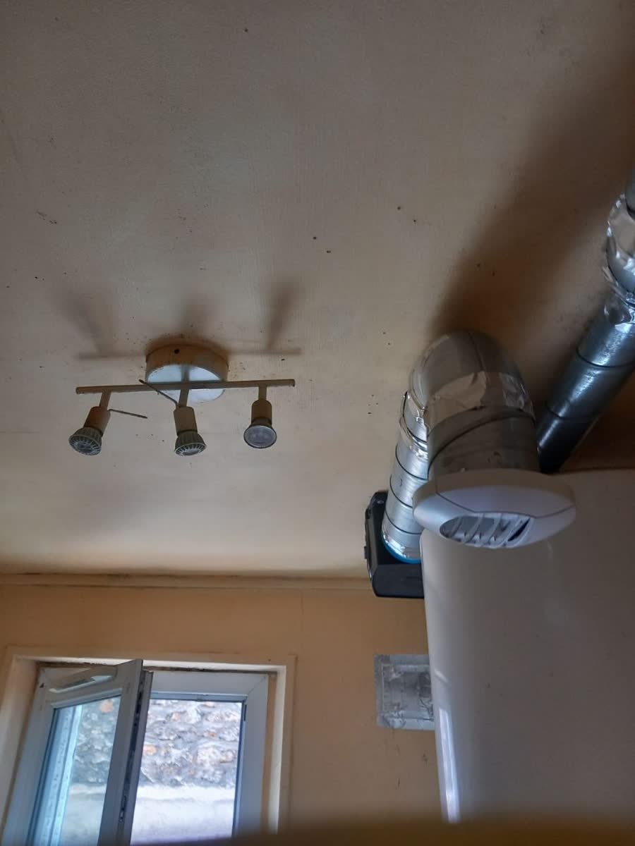 Caisson de VMC posé au plafond d'un logement